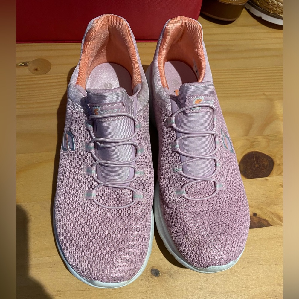 Women’s size 8.5 memory foam Skechers